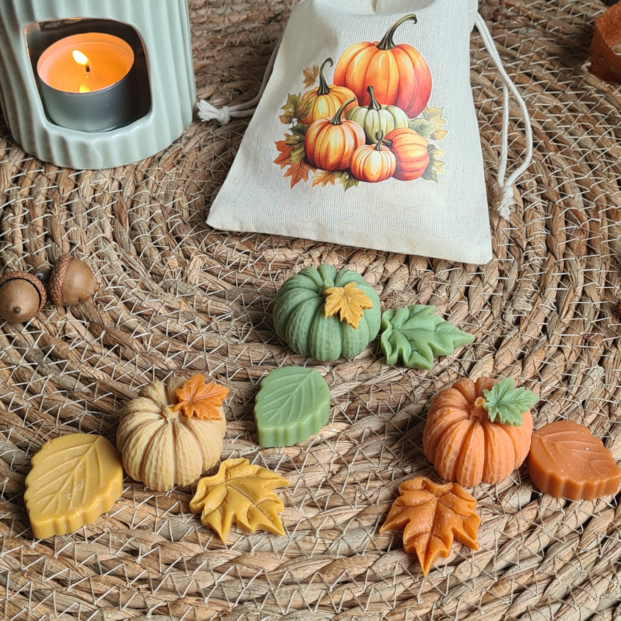 Detailaufnahme von handgefertigten Wax Melts in herbstlichen Farben