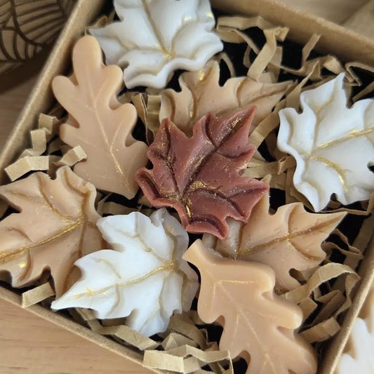Handgemachte Herbst Wax Melts in Blattformen mit goldenen Akzenten
