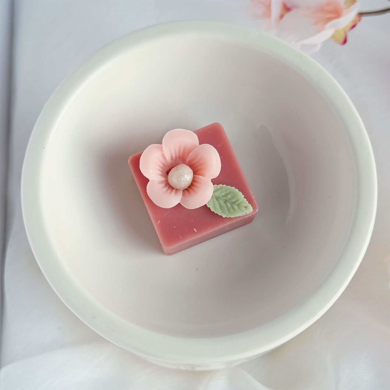 Einzelnes Wax Melt in Duftlampe beim Schmelzen