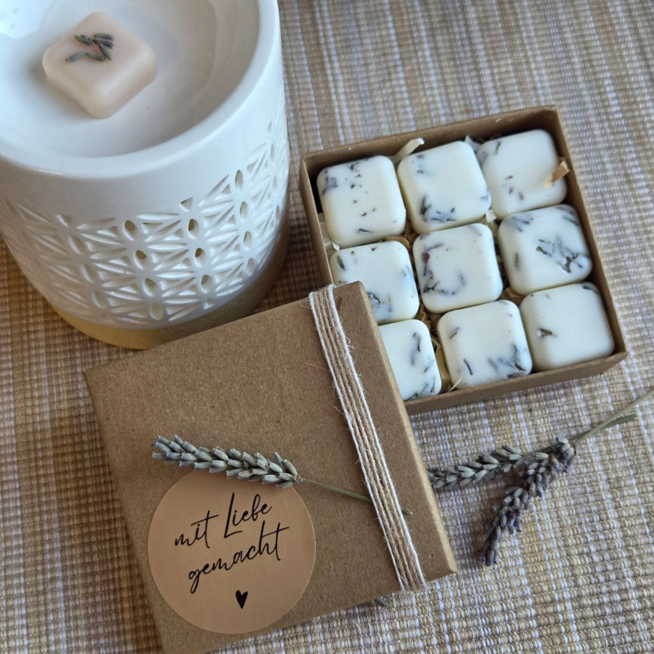 Handgemachte Wax Melts aus Sojawachs in geöffneter Box