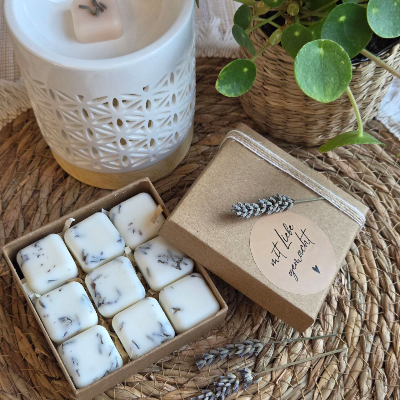 Set aus neun Wax Melts mit getrockneten Lavendelblüten