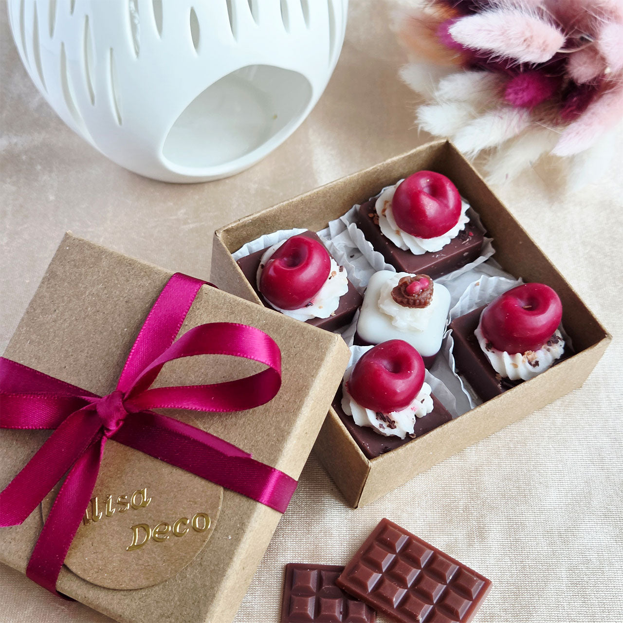 Schwarzkirsch Wax Melts neben ovaler weißer Duftlampe