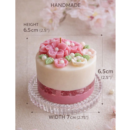 Pastellfarbene Duftkerze im floralen Design
