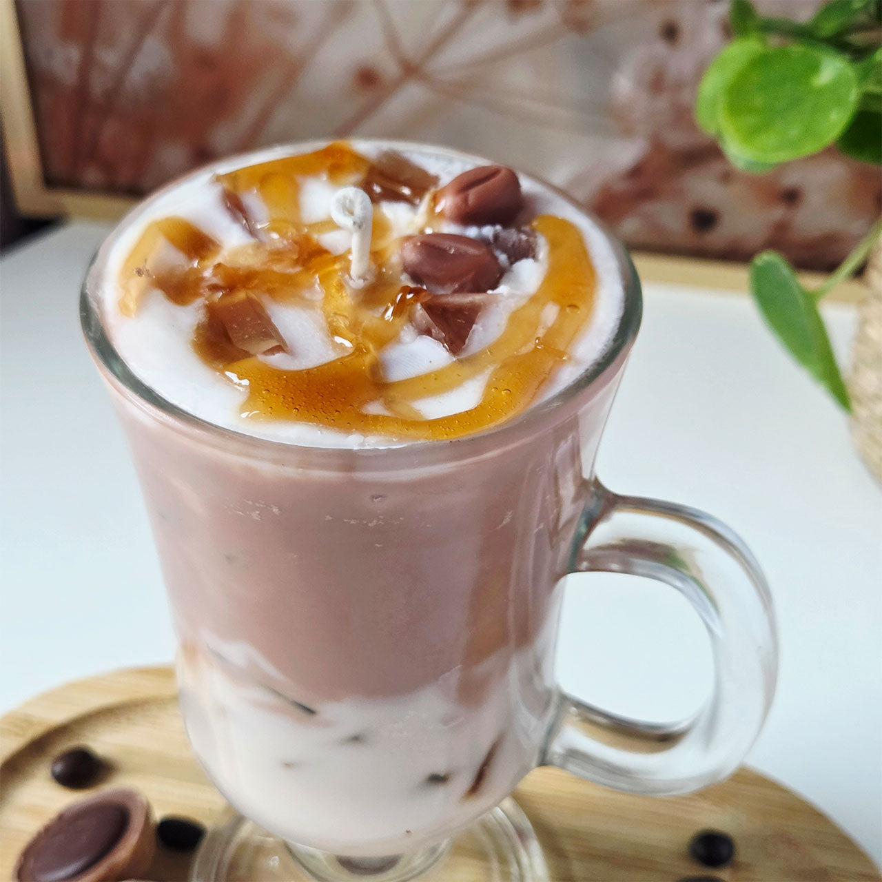 Karamell-Drizzle Detail auf der Oberfläche der Latte Kerze