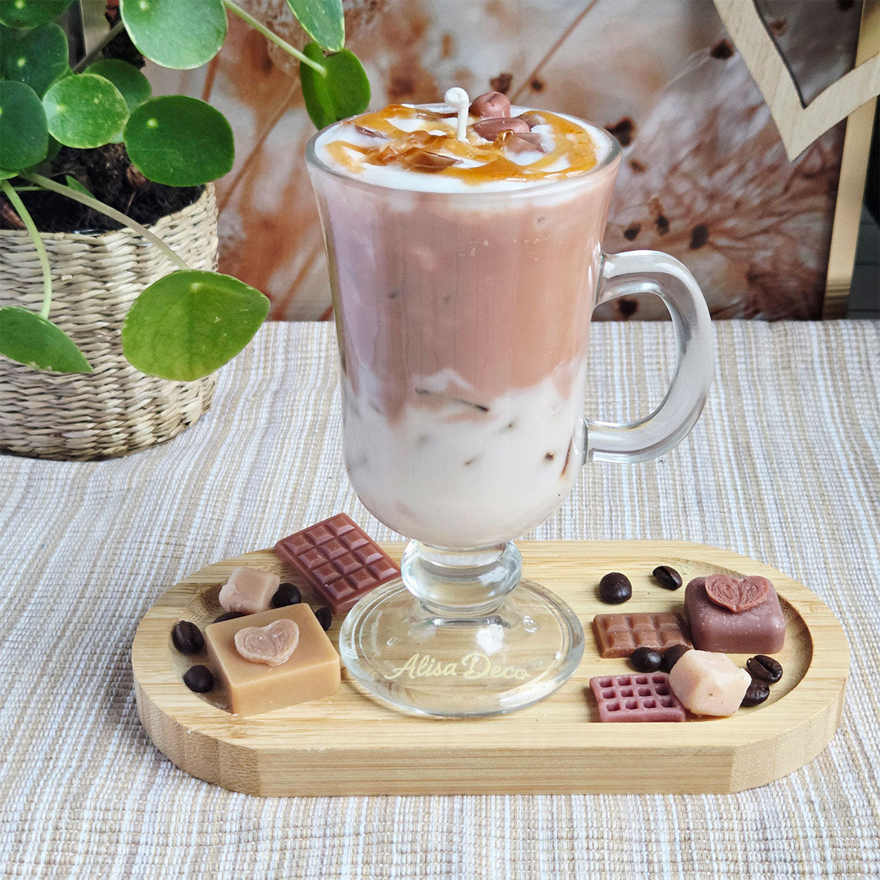 Latte Kerze als Coffee-Bar-Deko mit Kaffeebohnen