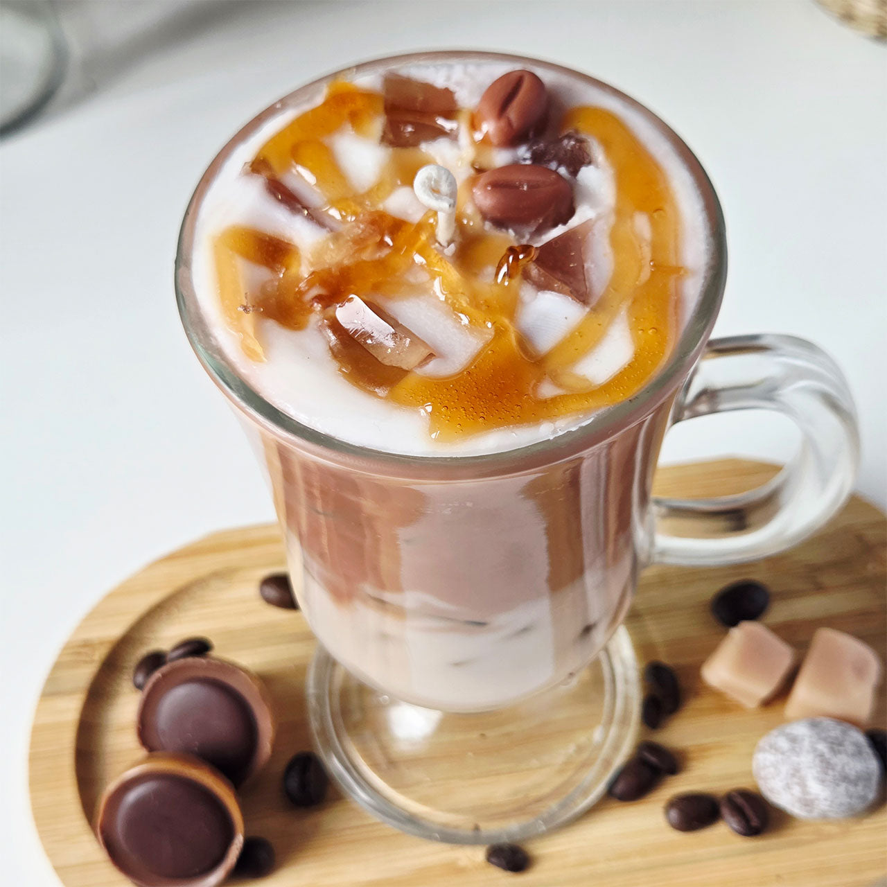 Detailaufnahme der Kaffee- und Milchschichten der Latte Kerze