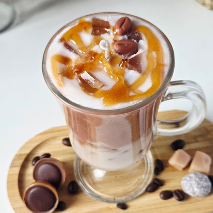 Detailaufnahme der Kaffee- und Milchschichten der Latte Kerze