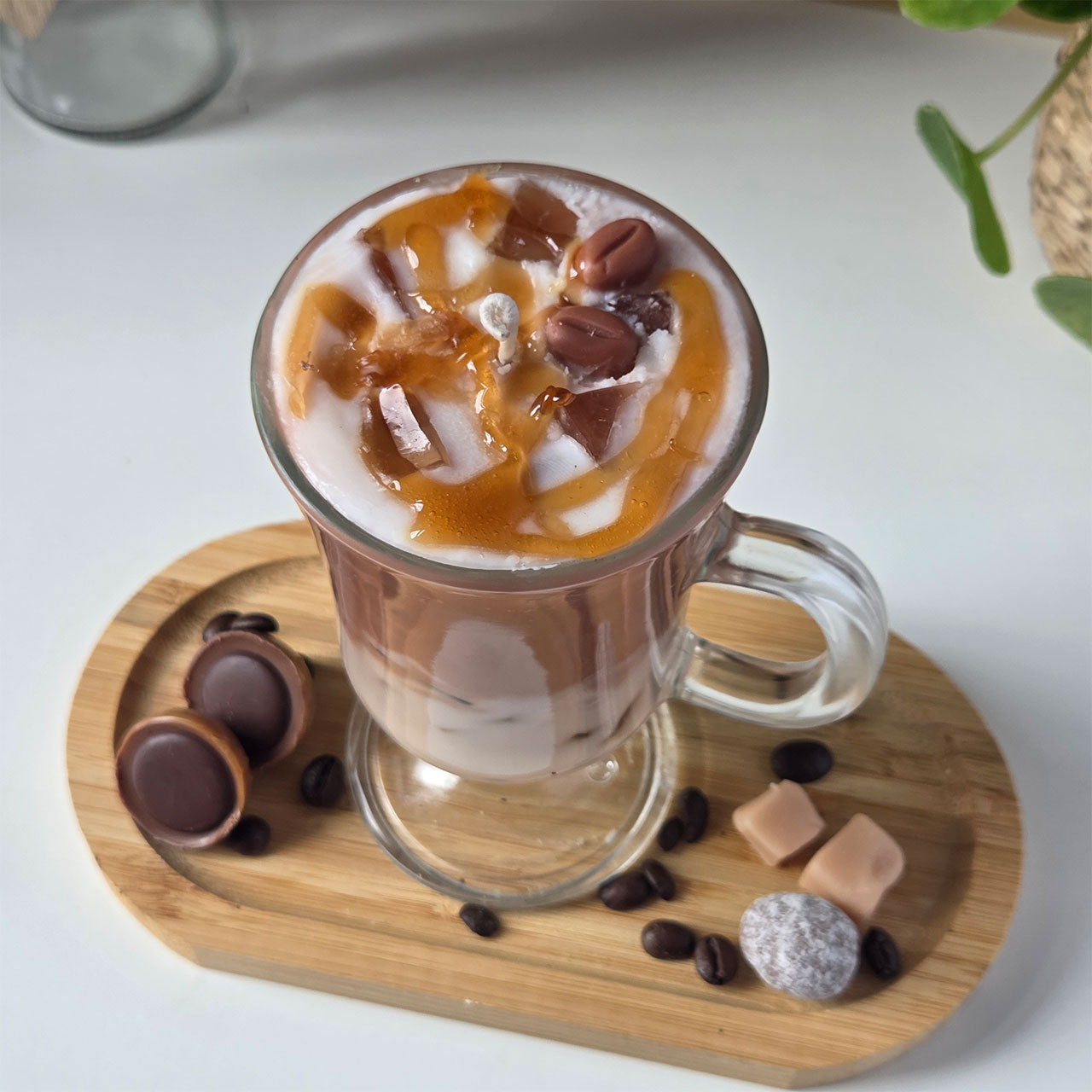 Latte Kerze in gemütlicher Wohnatmosphäre als Deko