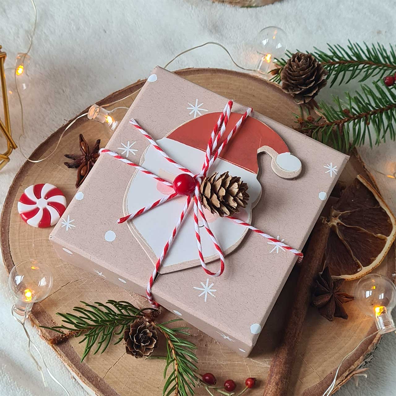 Geöffnete Geschenkbox mit Weihnachtsduftwachsen