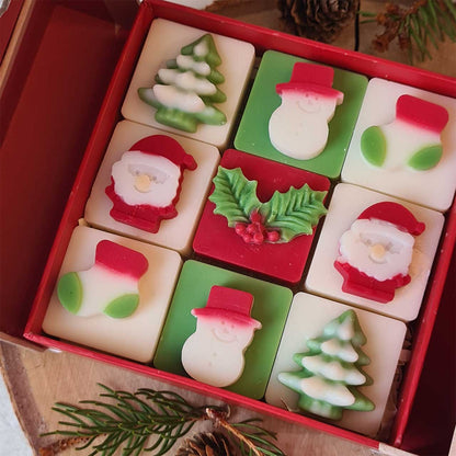 Weihnachtsduftwachs-Box auf festlich gedecktem Tisch