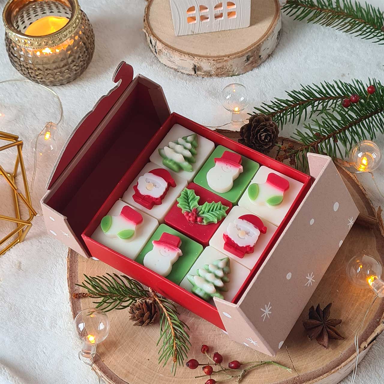 Wax Melts mit Zimt und Tannenzweigen dekoriert