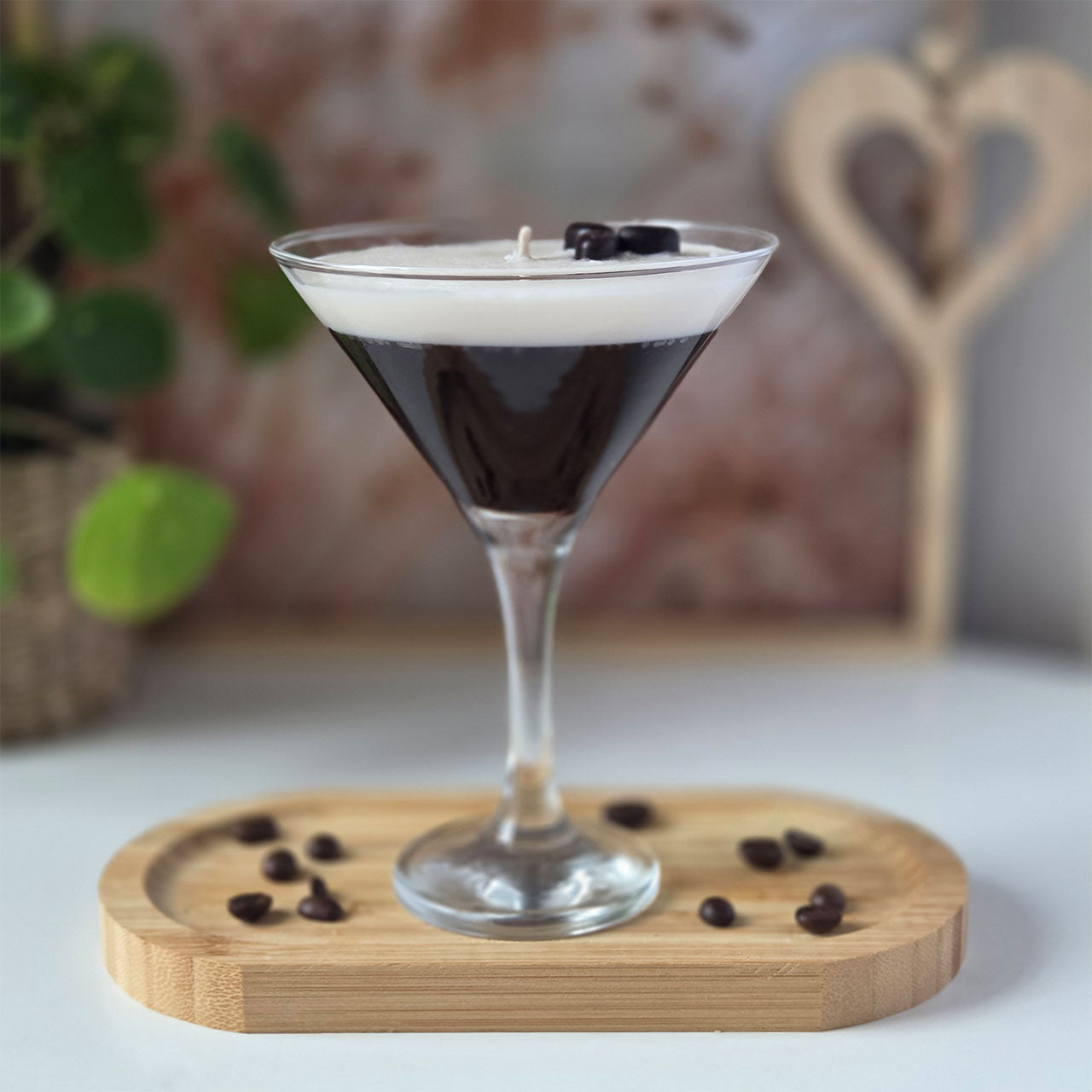 Espresso Martini Duftkerze aus Sojawachs im Cocktailglas aus der Cocktail Bar Collection von Alisa Deco