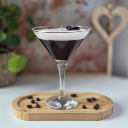 Espresso Martini Duftkerze aus Sojawachs im Cocktailglas aus der Cocktail Bar Collection von Alisa Deco