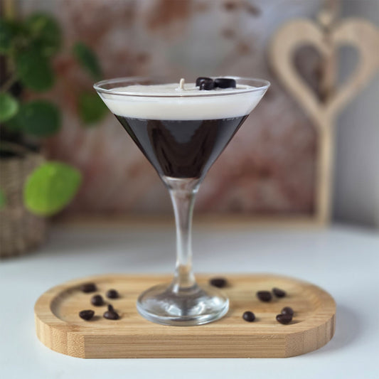 Espresso Martini Duftkerze aus Sojawachs im Cocktailglas aus der Cocktail Bar Collection von Alisa Deco
