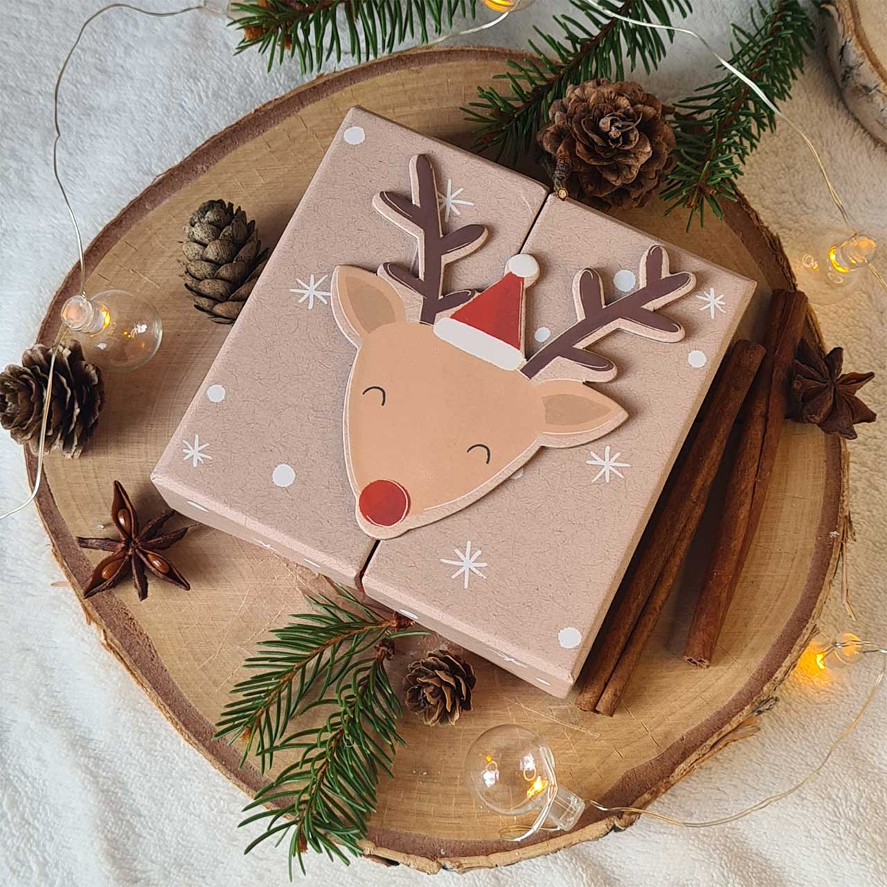 Inhalt der Weihnachtsbox mit Tannenbaum- und Rentierformen