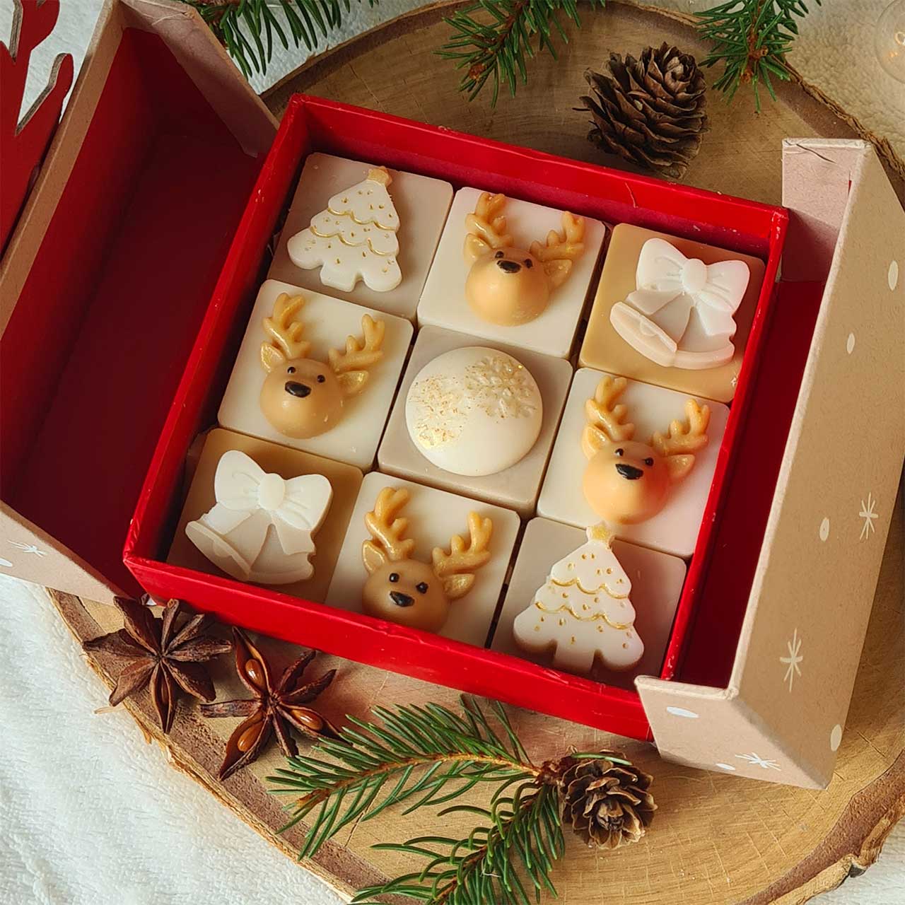 Hochwertige Geschenkbox 10x10 cm mit goldenem Aufkleber Alisa Deco