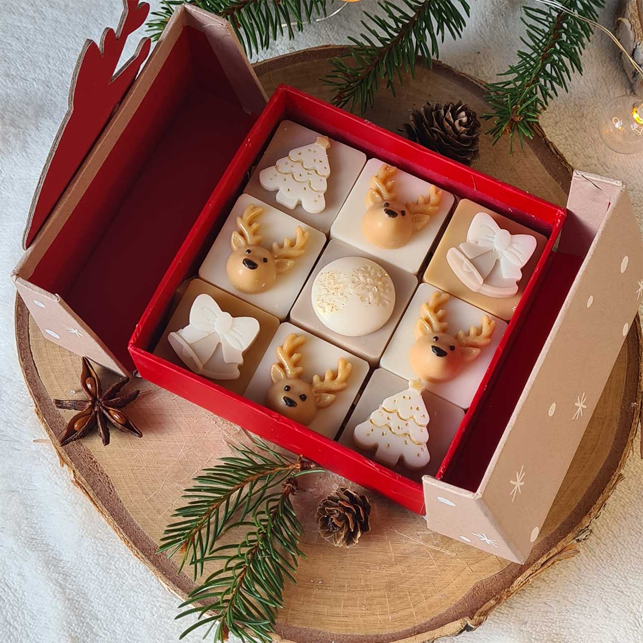 Flatlay der Weihnachtsbox mit Kerzen, Tannenzweigen und Winterduft