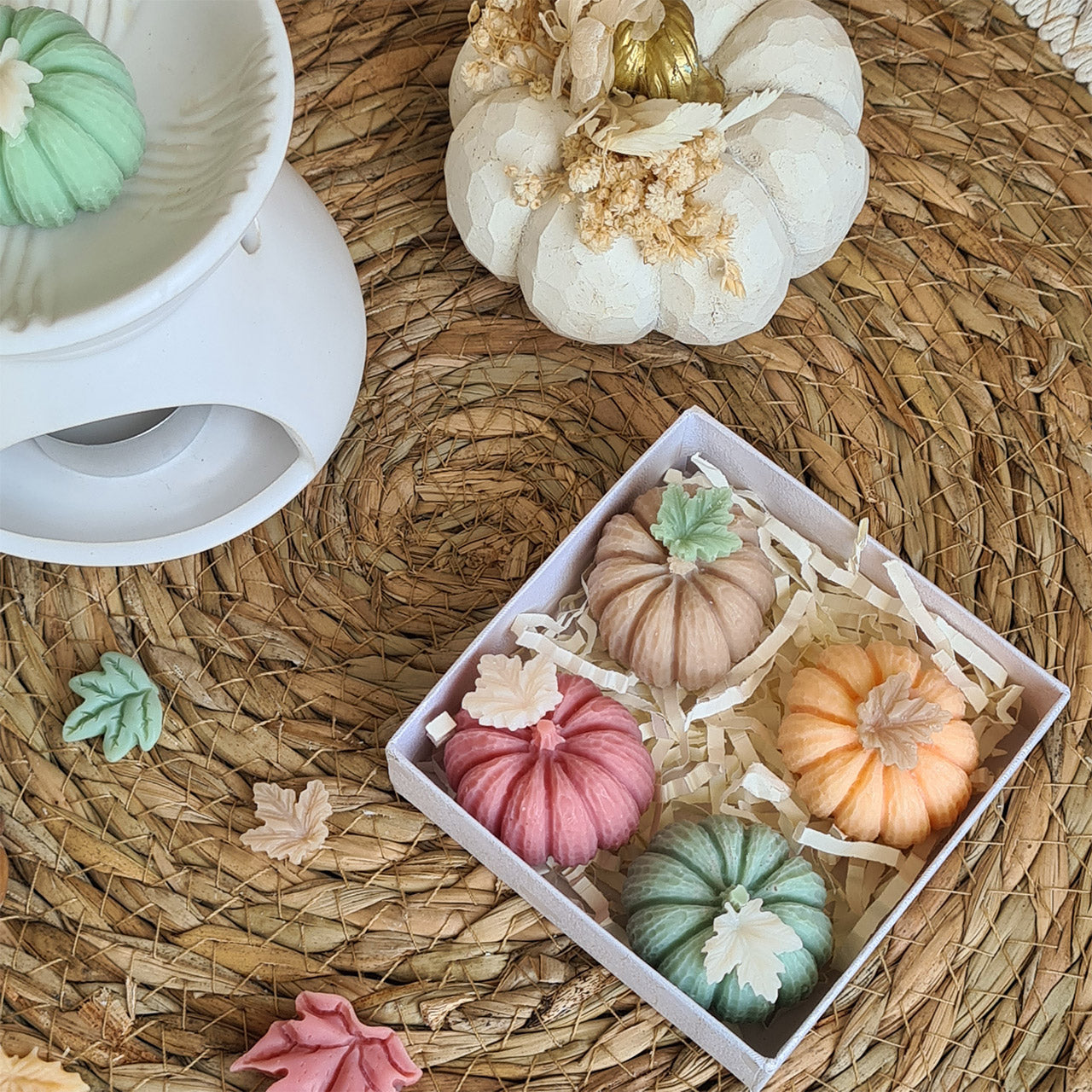 Handgemachte Duftwachse in zarter Kürbisform, Pastellfarben