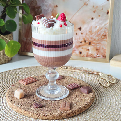 Luxuriöse Dessertkerze im dekorativen Glas als stilvolle Dekoration