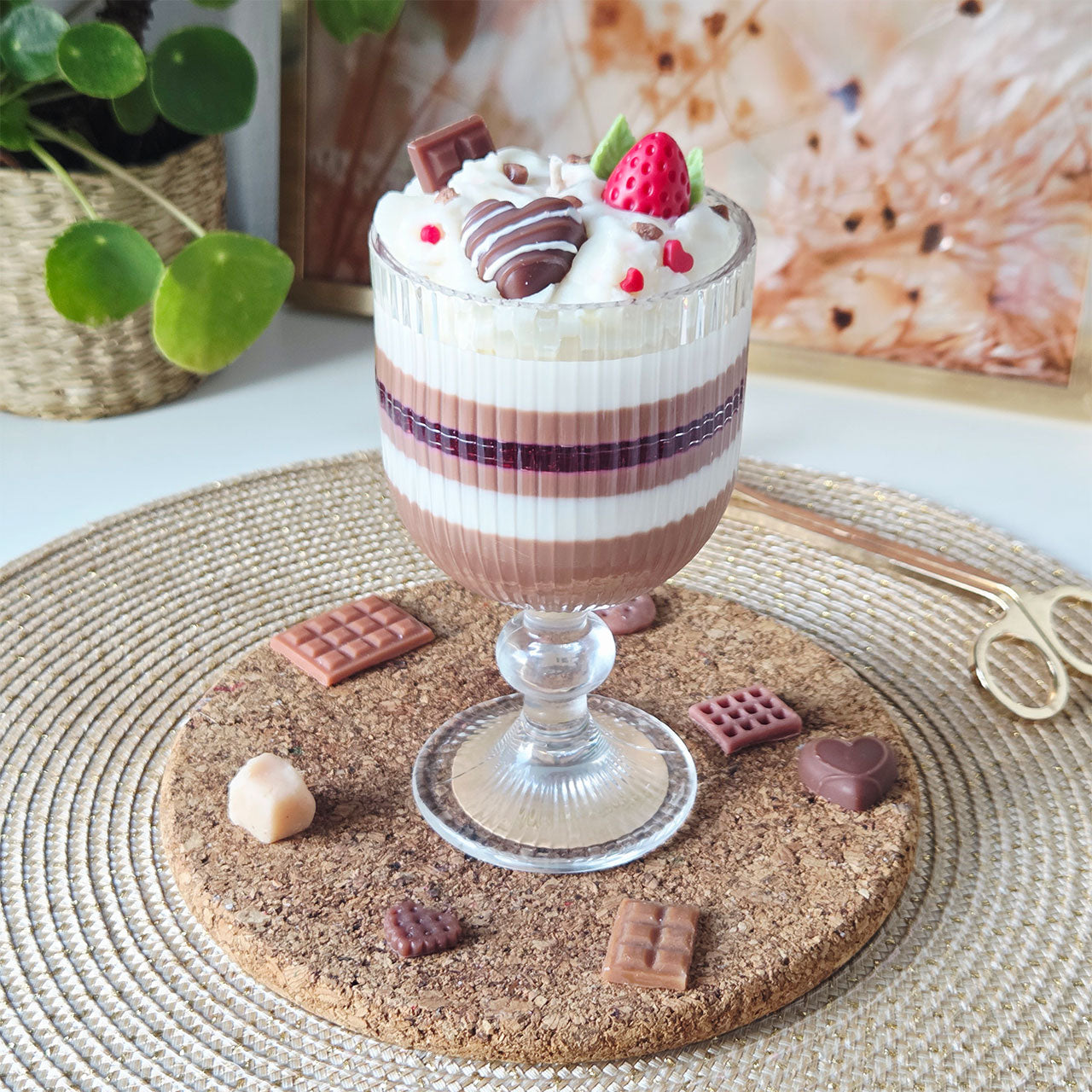 Seitenansicht einer handgefertigten Dessert-Duftkerze im Glas