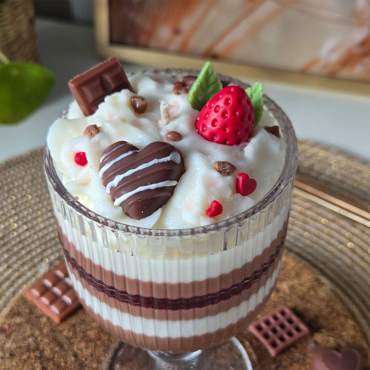 Handgefertigte Dessertkerze mit drei Duftschichten aus Schokolade, Erdbeere und Vanille