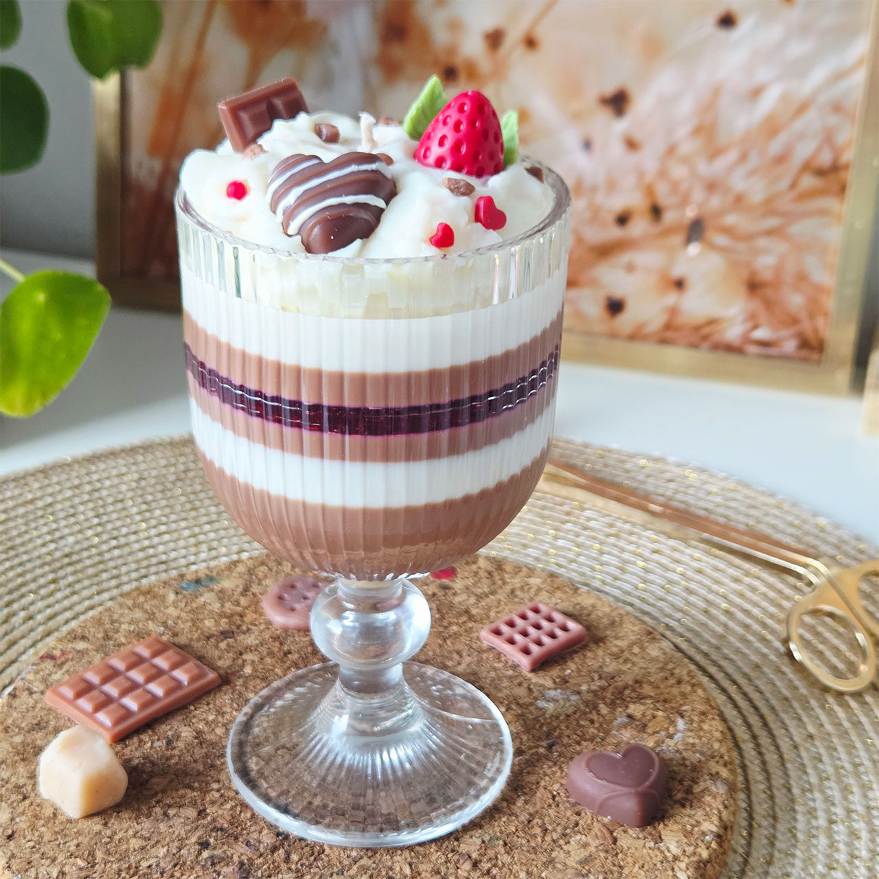 Dessertkerze mit herzförmigen Wachselementen und Schokoladendekor