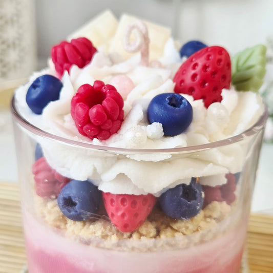 Dessertkerze mit sichtbaren Vanille- und Beerenschichten