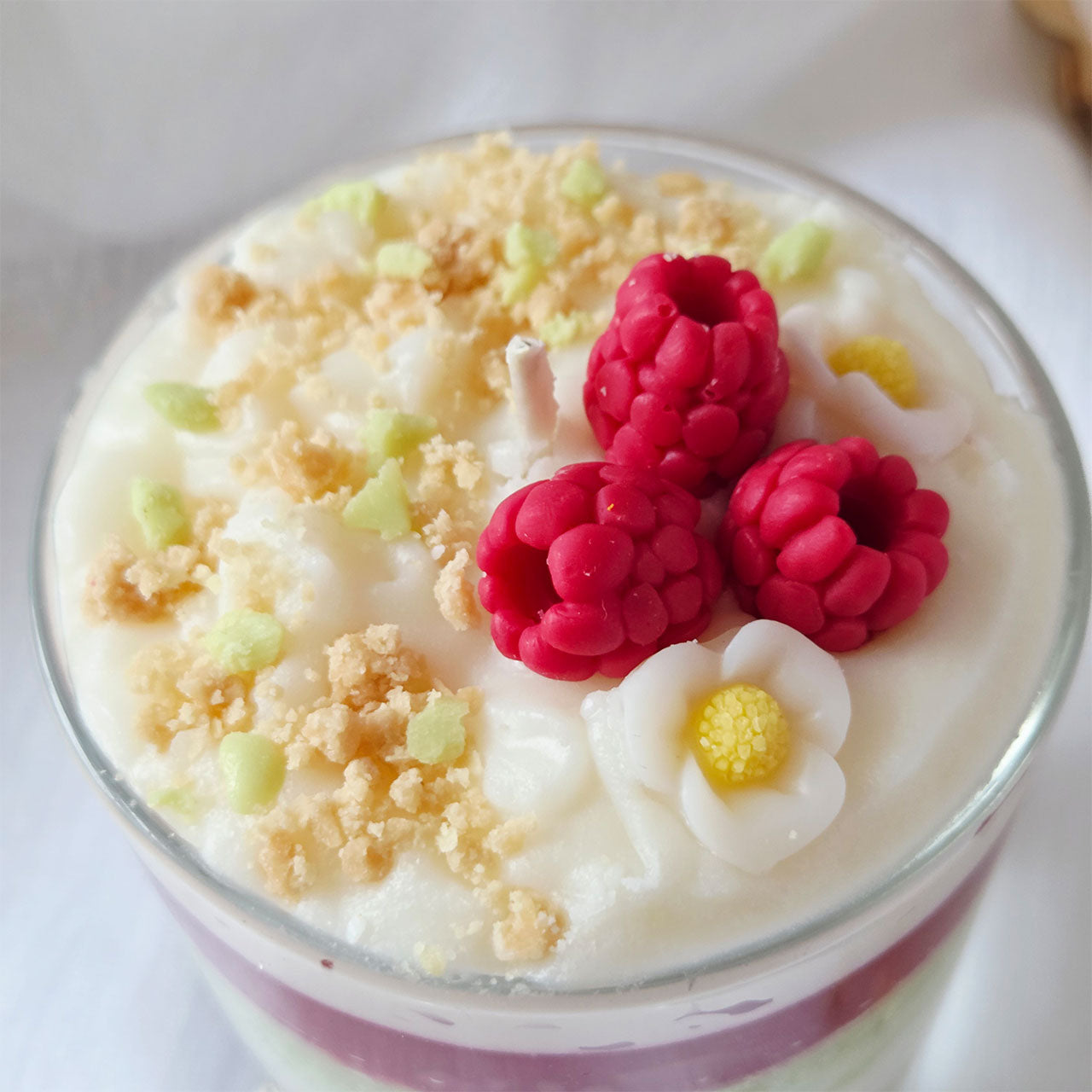 Seitliche Ansicht der mehrschichtigen Dessertkerze im Glas