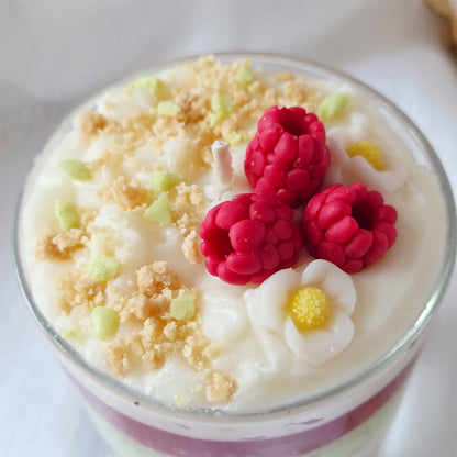 Seitliche Ansicht der mehrschichtigen Dessertkerze im Glas