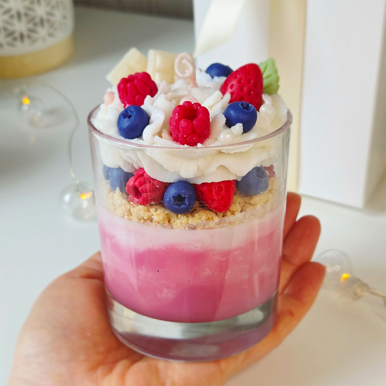 Dekorative Beeren- und Creme-Elemente aus Wachs