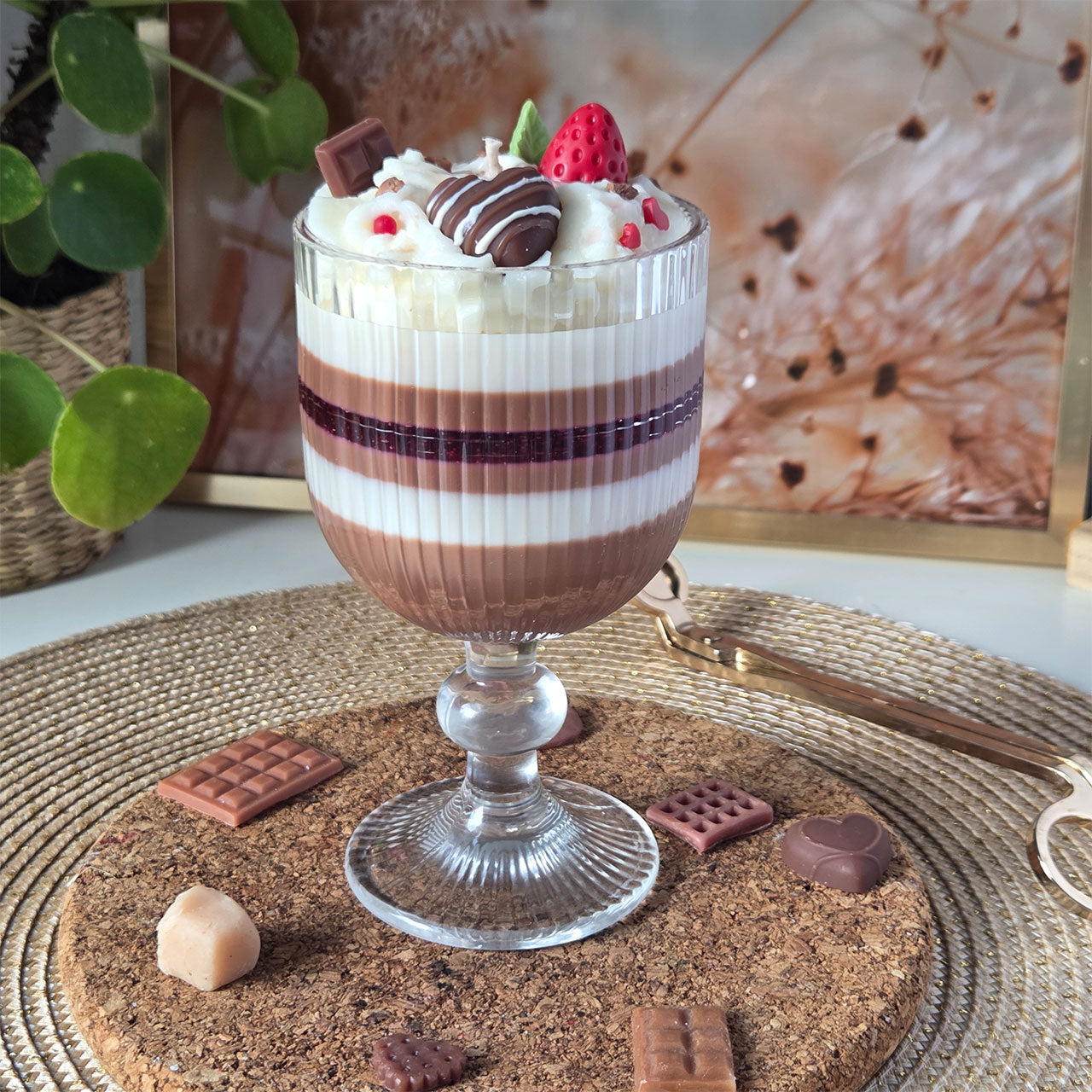 Mehrschichtige Dessert-Duftkerze mit Schokolade, Erdbeere und Vanille im Glas