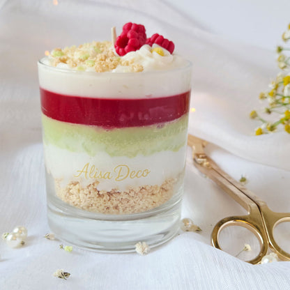 Dessertkerze im Glas mit Pistazien-, Himbeer- und Vanilleschichten