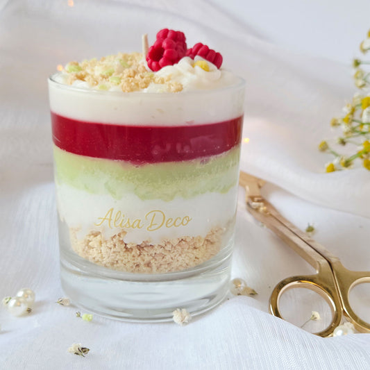 Dessertkerze im Glas mit Pistazien-, Himbeer- und Vanilleschichten