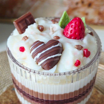 Detailaufnahme der Schokoladen- und Erdbeerschicht einer Dessert-Duftkerze