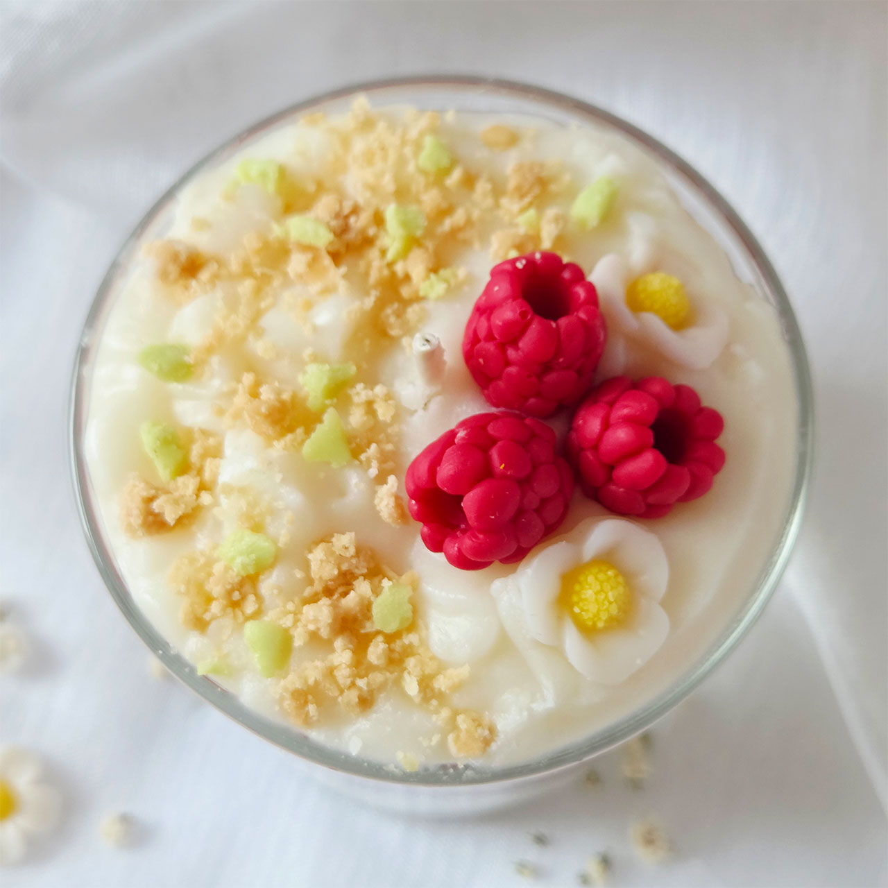 Draufsicht auf die dekorierte Oberfläche der Dessertkerze