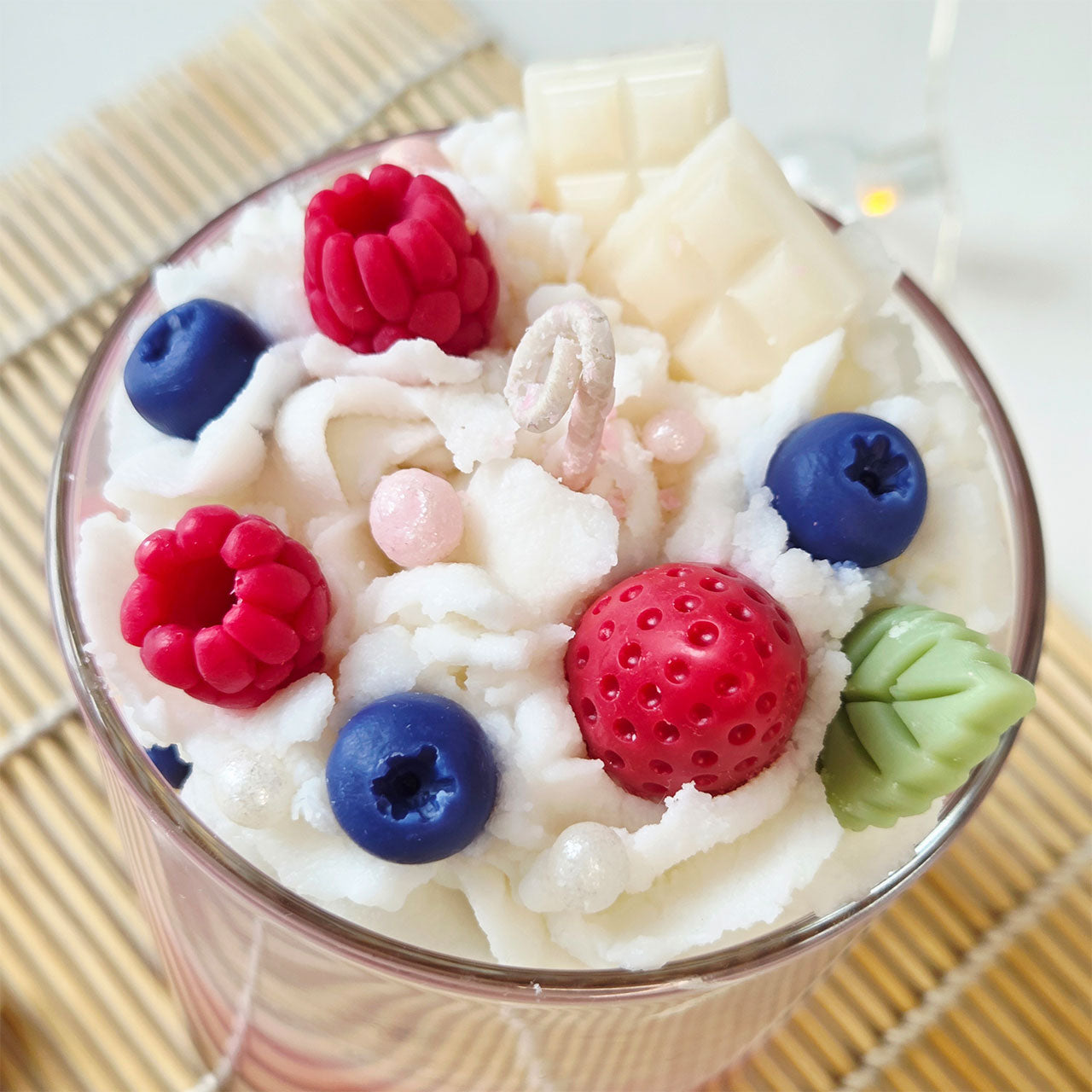 Fruchtige Schicht mit Beerenton im Glas