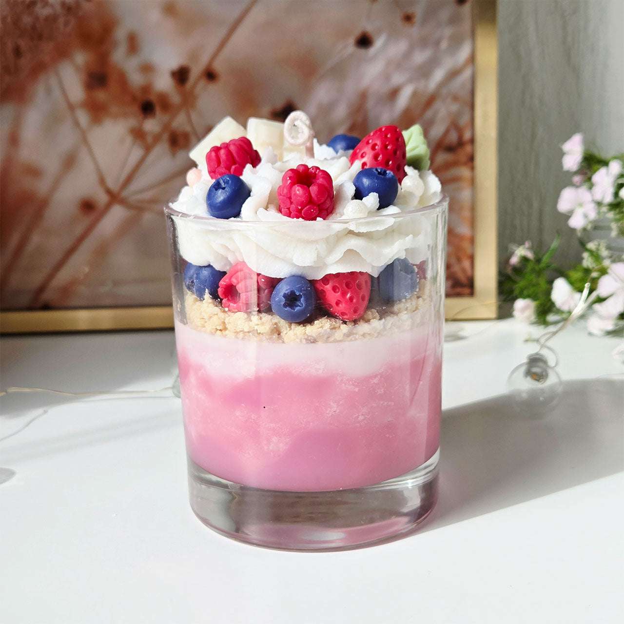Dessertkerze im Glas mit Beeren- und Vanilleoptik
