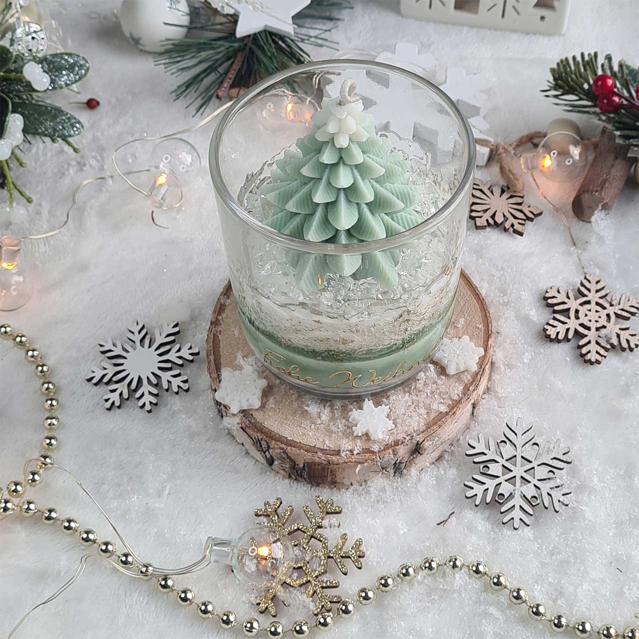 Handmade Weihnachtskerze mit grünem Tannenbaum aus Sojawachs