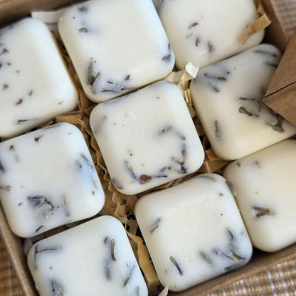 Detailaufnahme eines Wax Melts mit Lavendelblüten