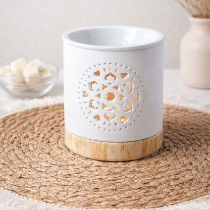 Weiße Keramik Duftlampe mit Mandala-Ausschnitt in Frontalansicht