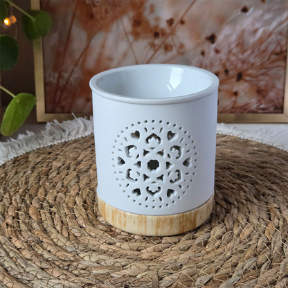 Mandala-Lichtmuster einer weißen Duftlampe bei Teelicht