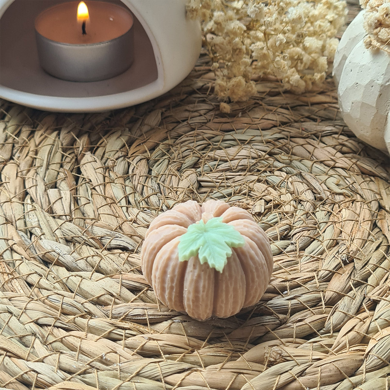 Dekorative Wachsmelts in Form von Mini-Kürbissen, handgemacht