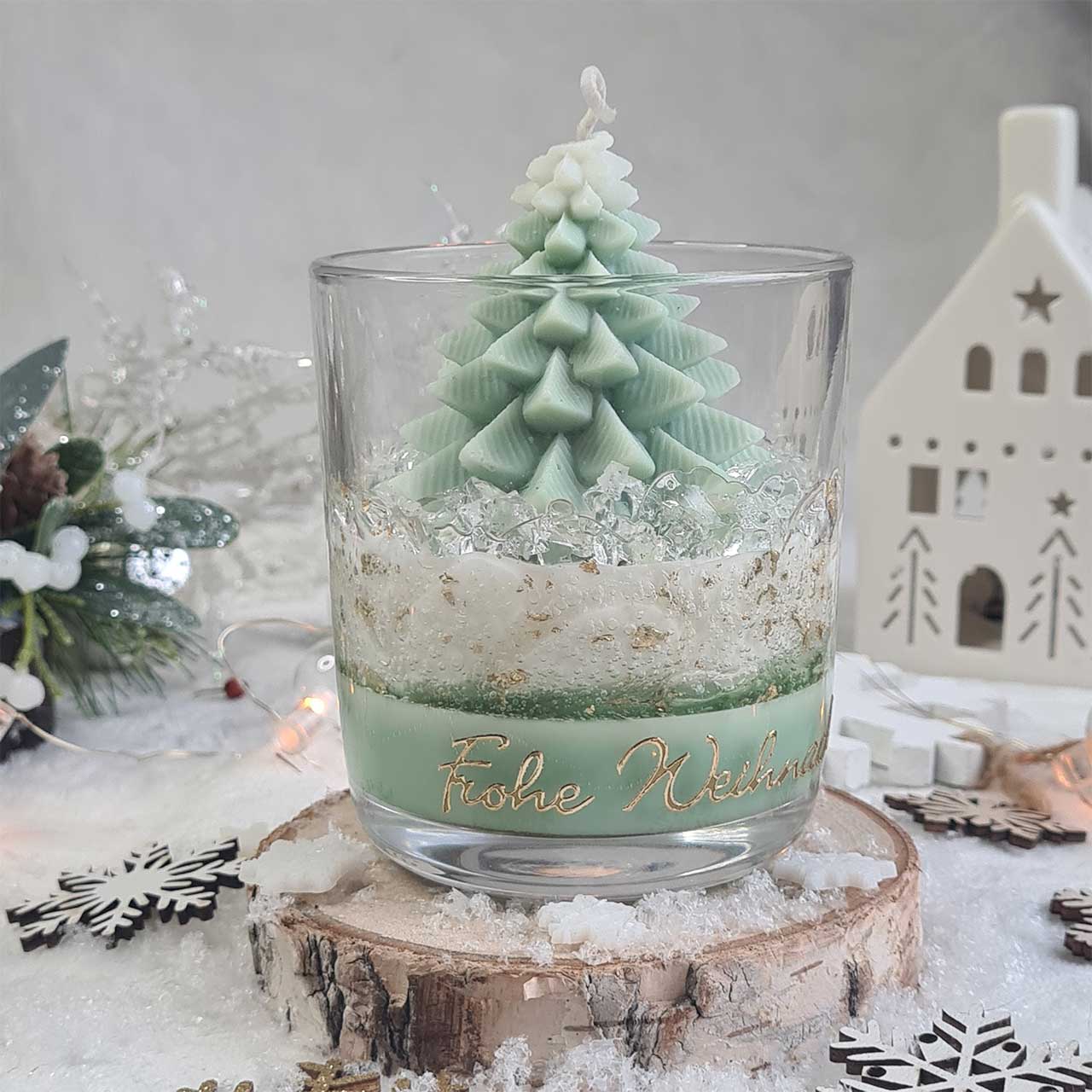 Winterliche Duftkerze mit Baumfigur und Gelwachs, festliche Dekoration