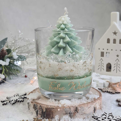 Winterliche Duftkerze mit Baumfigur und Gelwachs, festliche Dekoration