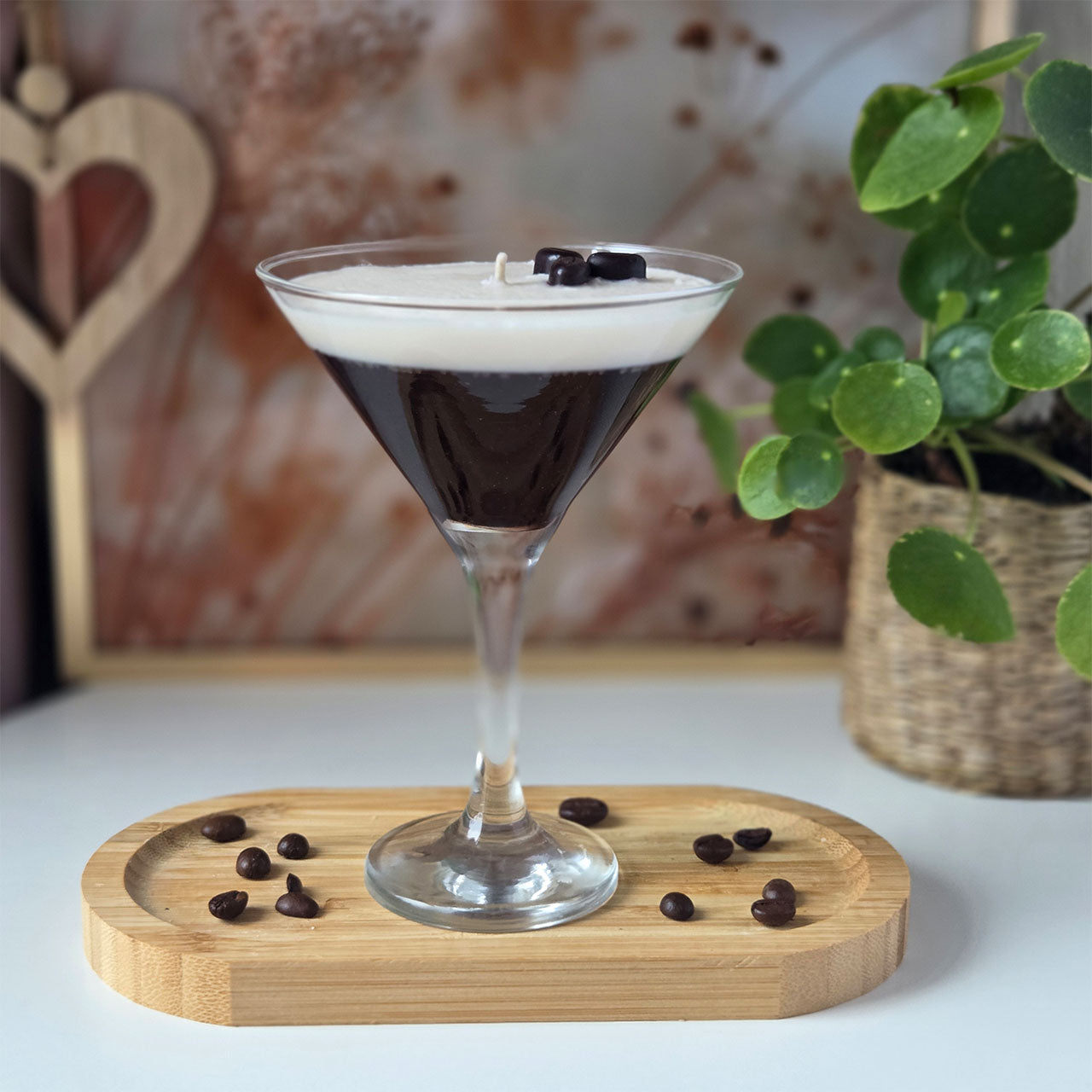 Detailaufnahme der Espresso Martini Kerze mit dekorativen Wachselementen
