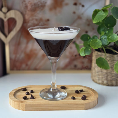 Detailaufnahme der Espresso Martini Kerze mit dekorativen Wachselementen