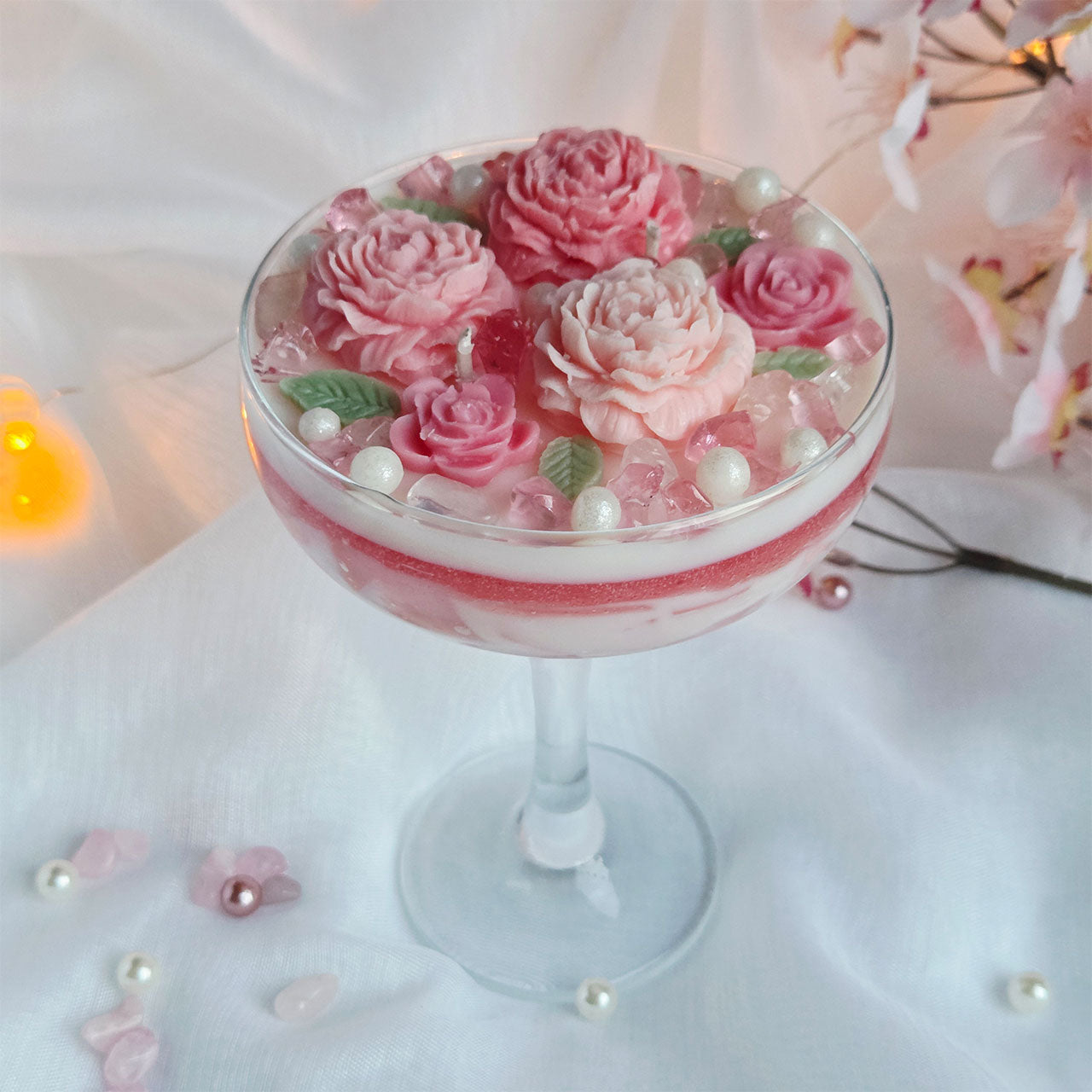 Florale Duftkerze mit Rosenquarz im Glas aus der Floral Rituals Kollektion von Alisa Deco