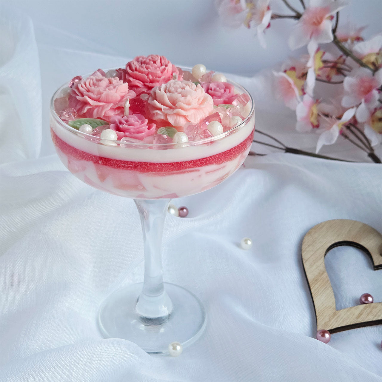 Perlenartige Wachselemente aus Bienenwachs auf einer handgefertigten Duftkerze