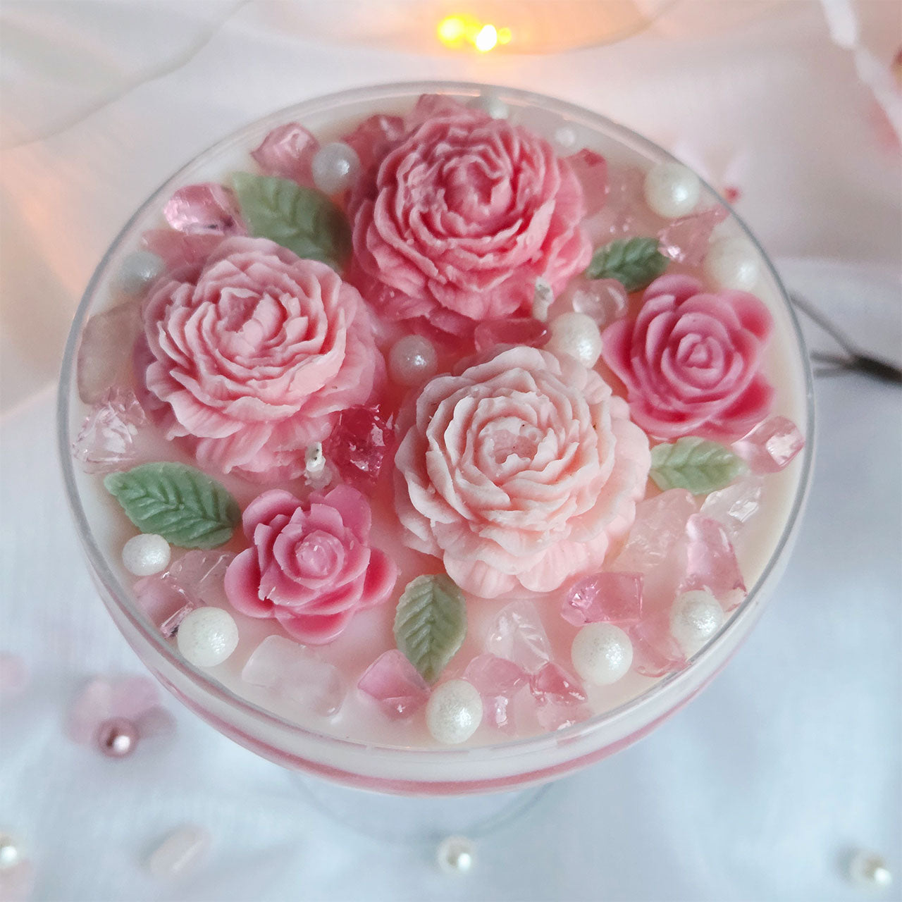 Florale Duftkerze als elegantes Wohnaccessoire für den Frühling