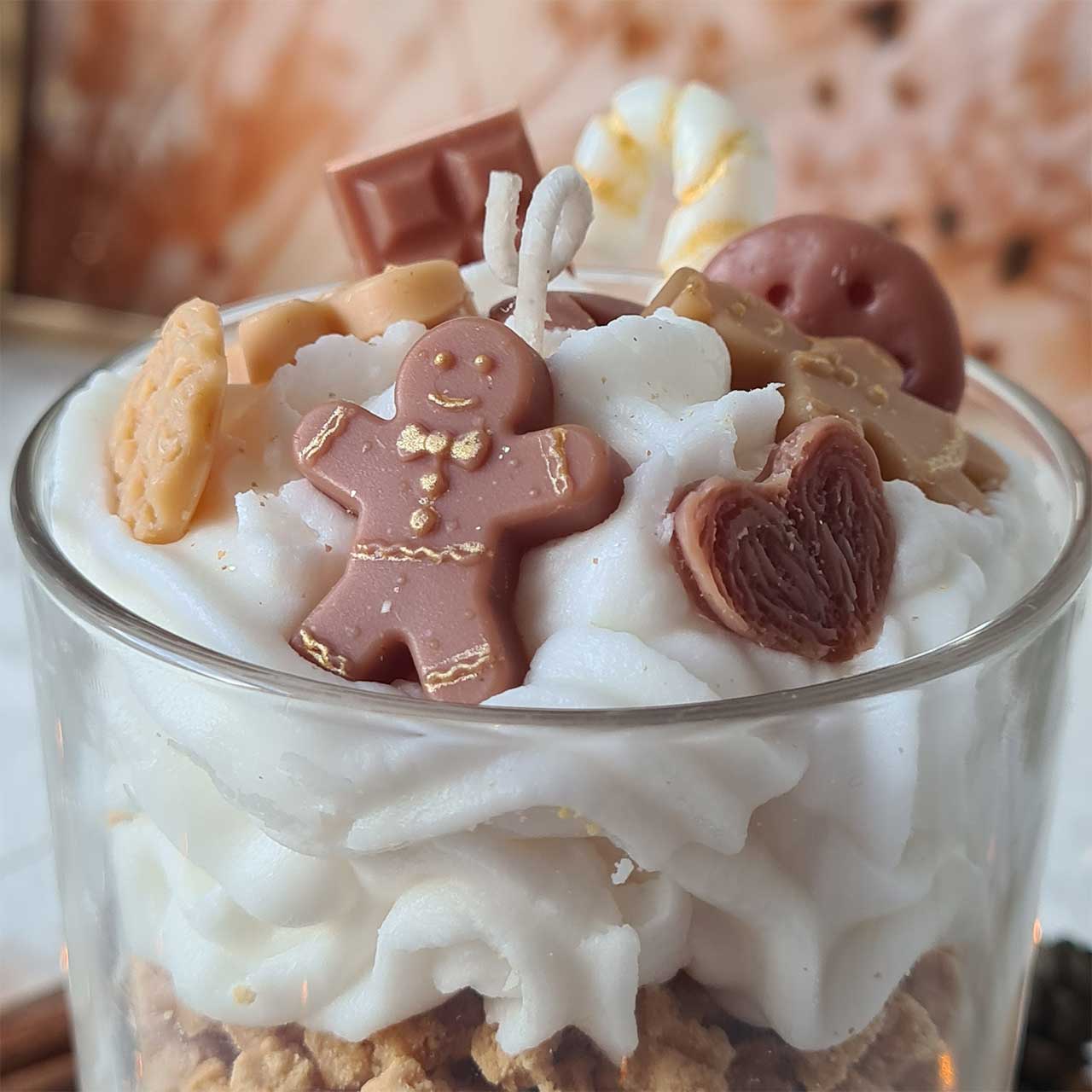 Handgemachte Weihnachtskerze Gingerbread Dream mit vier Schichten aus Sojawachs